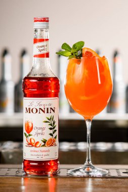 UKRAINE, KYIV - 11 Mart 2021: Bir şişe Portakal Spritz şurubu ve barın üzerine kokteyl ile yakın plan