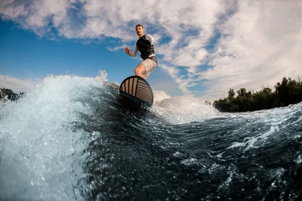 Homem ativo com uma mão amputada equilibrada na onda no wakeboard — Fotografia de Stock