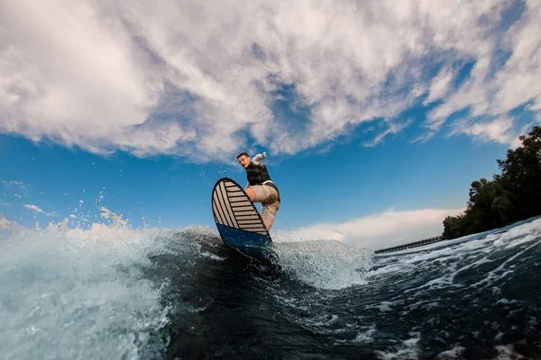 Mężczyzna z amputowaną ręką na fali na wakeboardzie — Zdjęcie stockowe