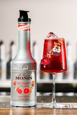 UKRAINE, KYIV - 12 Mart 2021: Muhteşem bir yakut greyfurt şurubu ve soğuk kırmızı kokteyl manzarası