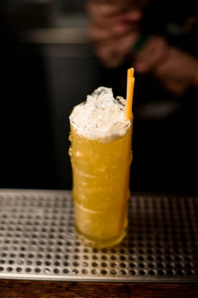 Κοντινό πλάνο του γυαλιού γεμάτο πάγο και φωτεινό κίτρινο κοκτέιλ με καλαμάκια πόσιμο στο μπαρ — Φωτογραφία Αρχείου