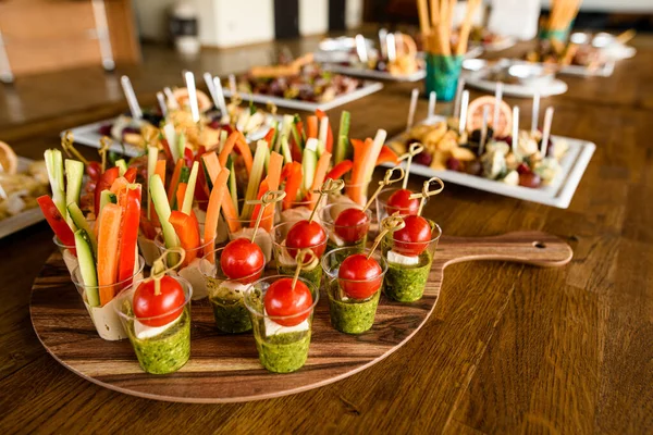 Ristorazione tavolo da banchetto vegetariano con varietà di verdure e snack vegani e frullati di verdure — Foto Stock