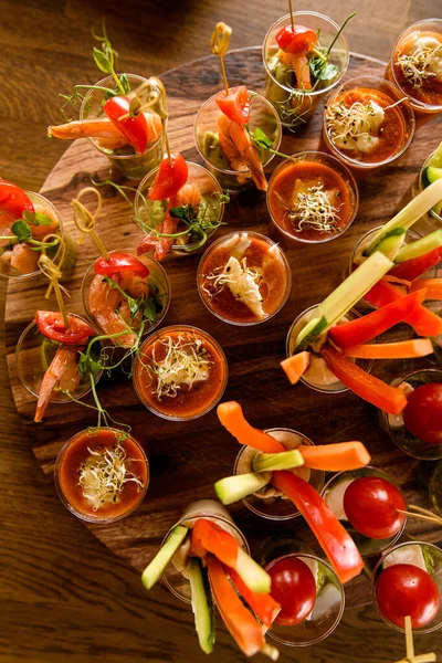 Vista superior de la mesa de banquetes vegetarianos de catering con verduras y aperitivos y batidos veganos —  Fotos de Stock