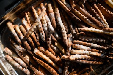 Gümüş tepside uzun gevrek ekmek kalıplarının üst görüntüsü.