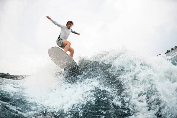ウェットスーツのスポーツマンがウォーカーボード上のアクティブなウォータースポーツと波のために入る — ストック写真