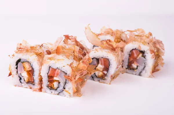 Rolo de sushi de salmão em flocos de atum — Fotografia de Stock