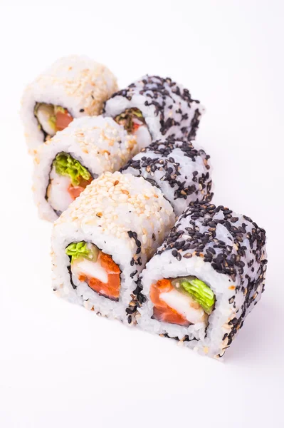 Rolo de sushi de salmão em sementes de gergelim — Fotografia de Stock