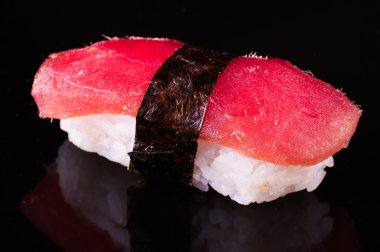 ton balığı nigiri siyah