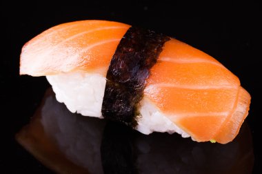 Somon iyiliği nigiri siyah