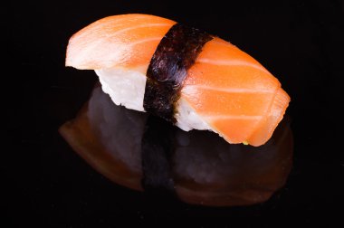 Somon iyiliği nigiri siyah