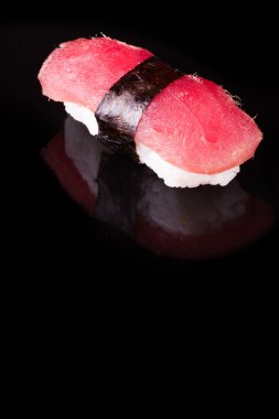 ton balığı nigiri siyah