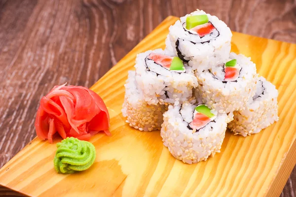 Rollo de sushi al revés con salmón y aguacate — Foto de Stock