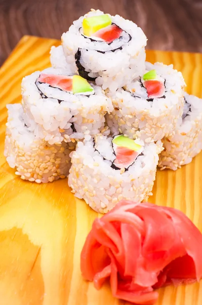 Rollo de sushi al revés con salmón y aguacate — Foto de Stock