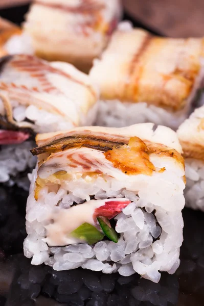 Ål unagi sushi rulle på trä bakgrund — Stockfoto