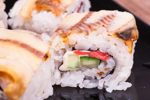 Ål unagi sushi rulle på trä bakgrund — Stockfoto