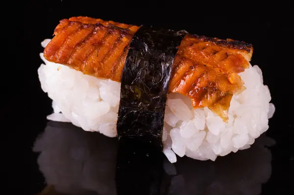 Anguilla nigiri isolata su nero — Foto Stock