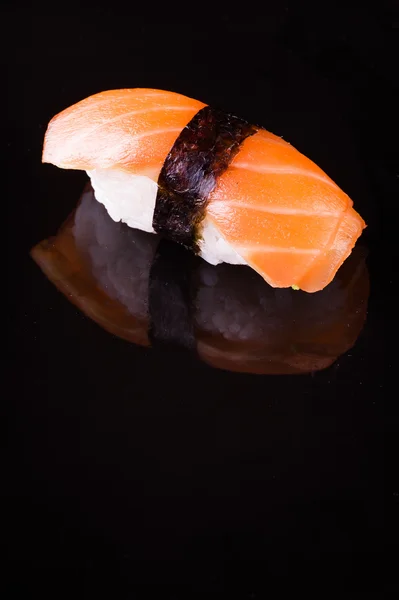 Salmão saquê nigiri em preto — Fotografia de Stock