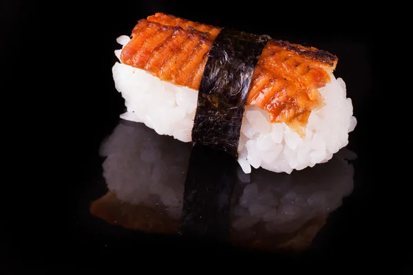 Anguilla nigiri isolata su fondo nero — Foto Stock