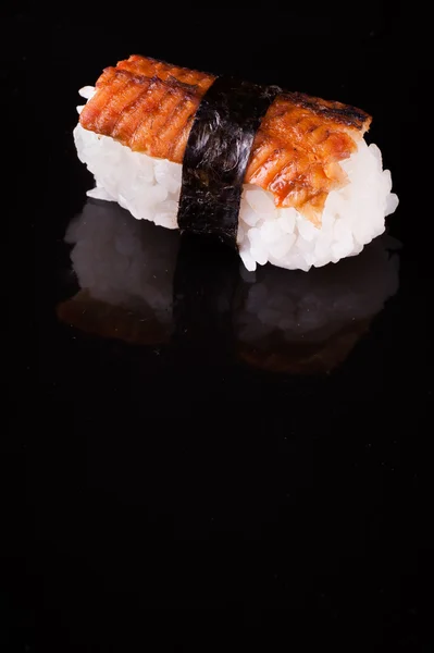 Anguilla nigiri isolata su fondo nero — Foto Stock