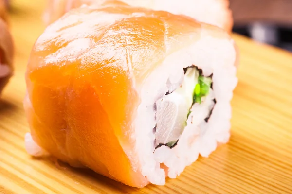 Ensemble de rouleaux de sushi recouvert de saumon — Photo