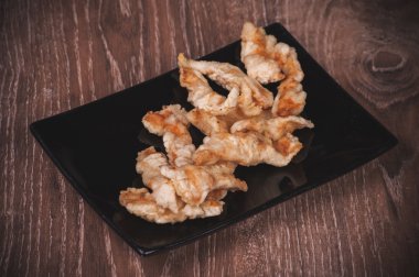 siyah plaka üzerinde shripm tempura karides