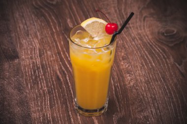 kokteyl bardağı taşıran damla ile yüksek cam 