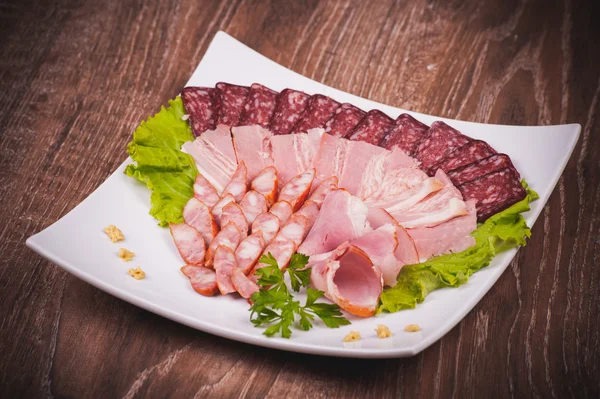 白い皿の上の肉の盛り合わせ — ストック写真