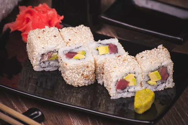 Lososa tuňáků mimo sushi roll — Stock fotografie
