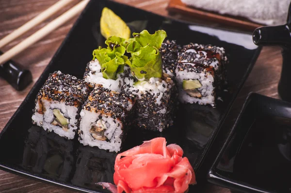 Ål sushi-rull med sesamfrø – stockfoto