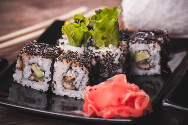 Ål sushi-rull med sesamfrø – stockfoto