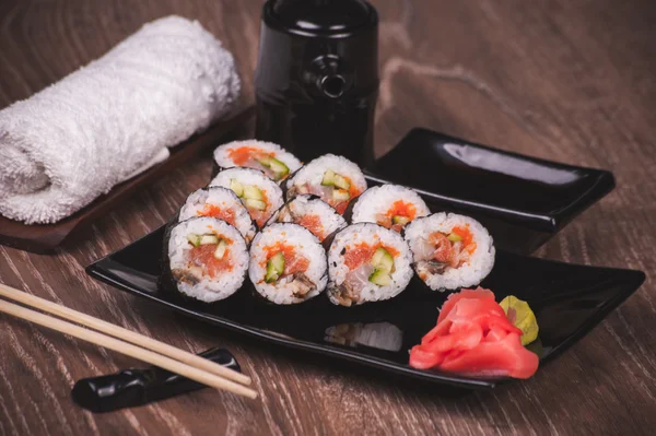 Assorti pește sushi rulou pe placă neagră — Fotografie, imagine de stoc