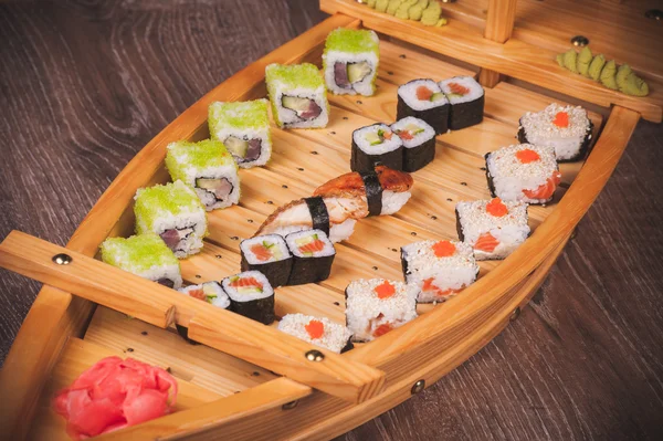 Sushi roll set pe placa de barcă — Fotografie, imagine de stoc