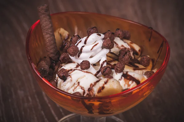 Kakao ve muz tatlı çikolata ile — Stok fotoğraf