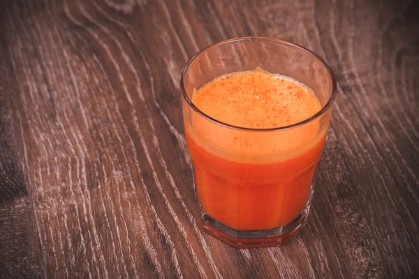 Φρεσκοστυμμένο χυμό καρότο σε ποτήρι — Φωτογραφία Αρχείου