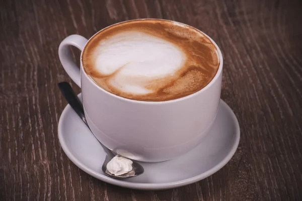 Cappuccino kaffekopp med sked — Stockfoto