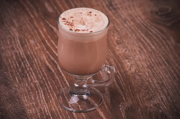 Kaffe latte serverad i höga glas — Stockfoto