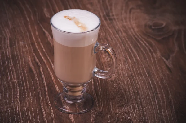 Káva latte sloužil ve vysoké sklenici — Stock fotografie