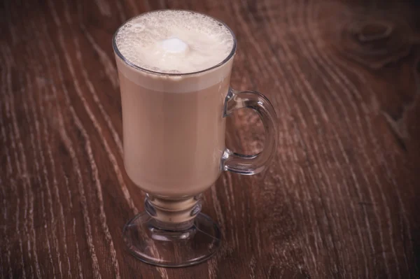 Kawa latte serwowane w wysokim szklanym — Zdjęcie stockowe