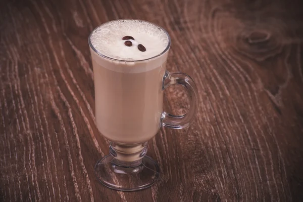 Café con leche servido en vidrio alto — Foto de Stock