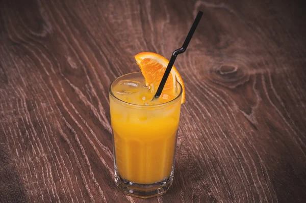 Zumo de naranja recién exprimido en vaso — Foto de Stock