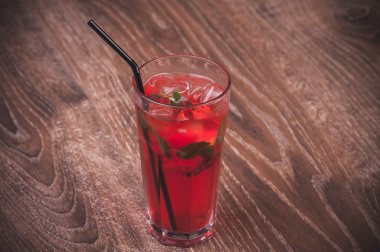 çilek mojito bardağı taşıran damla ile kokteyl 