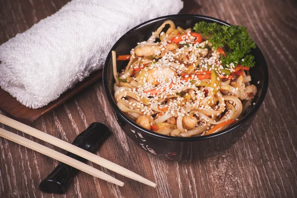 Nouilles udon poulet dans un bol — Photo