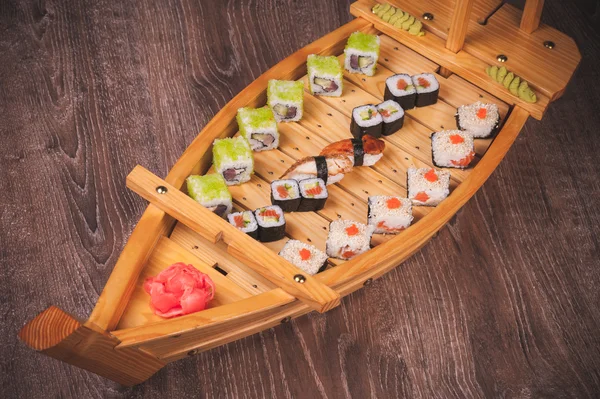 Sushi roll ve nigiri tekne seti — Stok fotoğraf