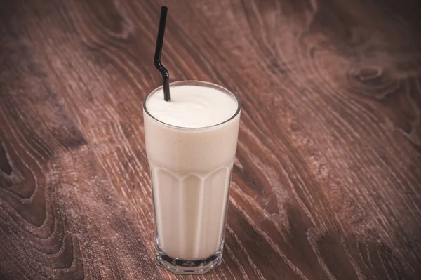 Batido de plátano batido de leche en vidrio — Foto de Stock