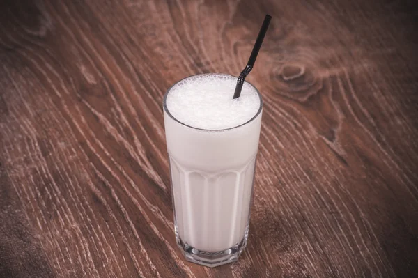 Vanilj mjölk shake med halm — Stockfoto