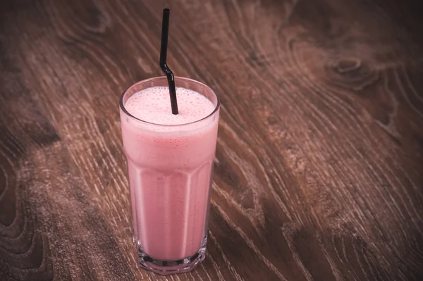 Strawberry milkshake med halm i glas — Stockfoto