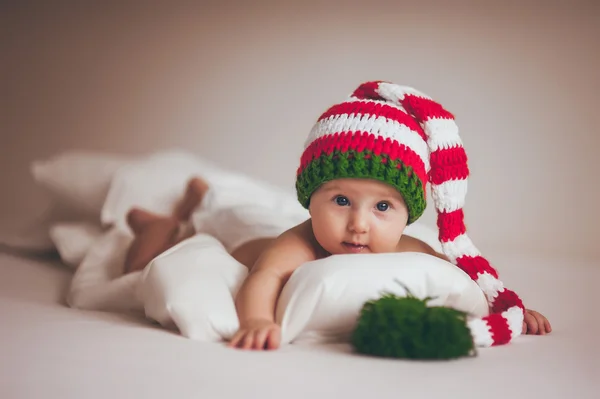 Navidad bebé niña recién nacido en sombrero —  Fotos de Stock