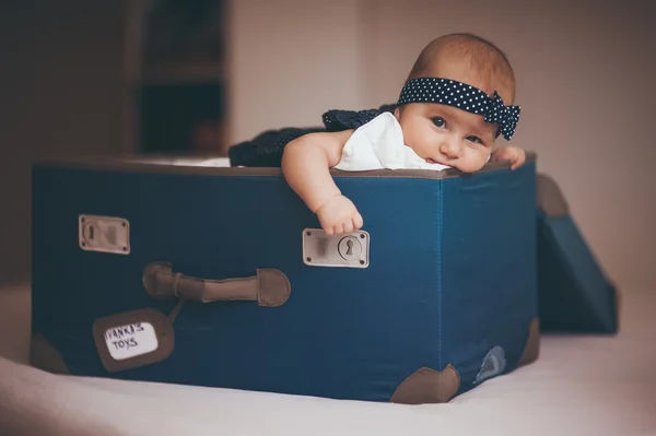 Dulce bebé chica en caja — Foto de Stock