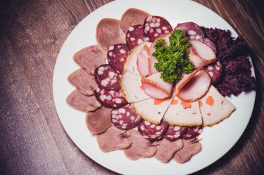 Beyaz tabakta et tabağı kesmek 