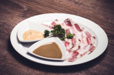 slised salo Fly'dan şişko domuz pastırması